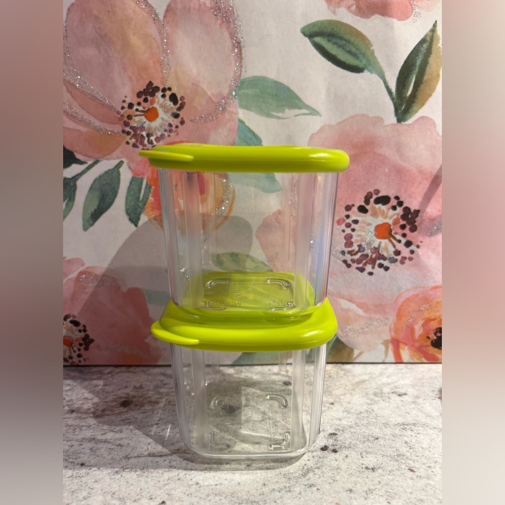 2 mini tupperware containers 💚